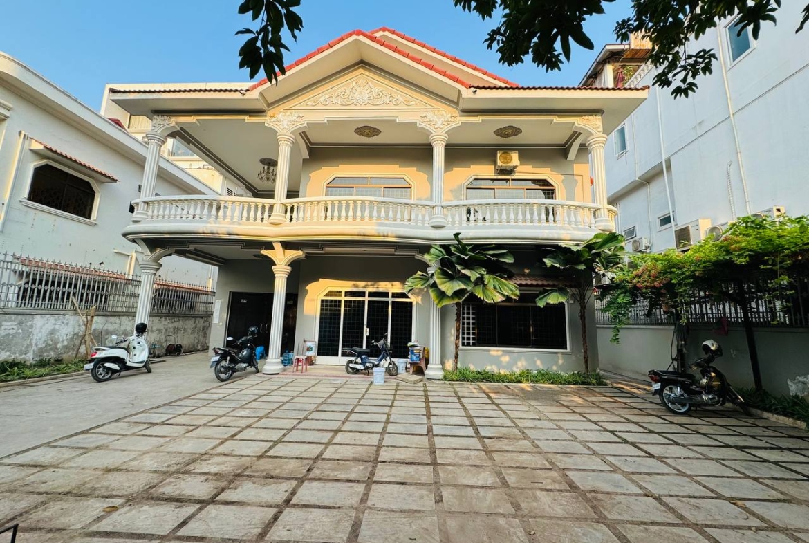 Tonle Bassac Villa For Rent