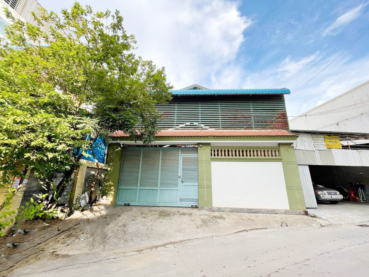land and warehouse for sale urgently in steung mean chey