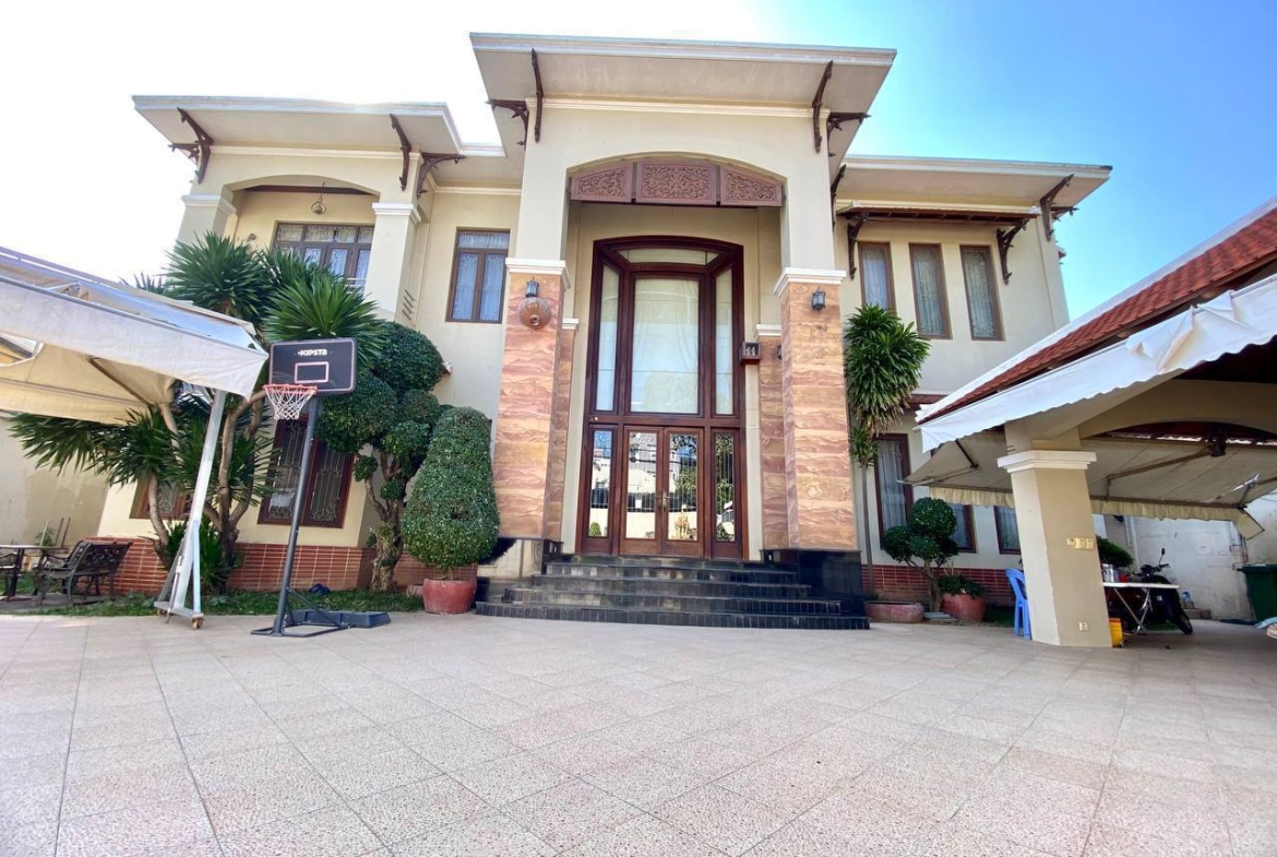 villa for rent in daun penh area, close to independence monument
