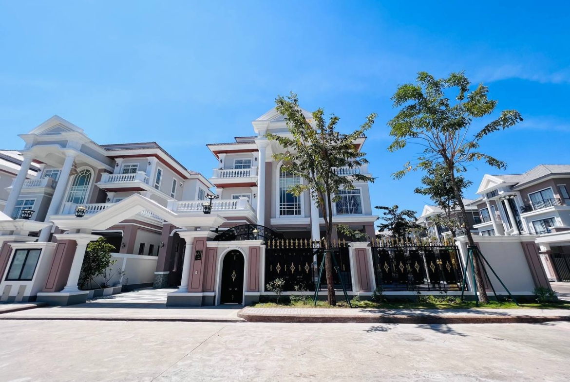 nice decorated queen villa for rent in borey peng huoth boeung snoa
