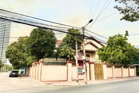 corner villa for sale in tuol kork, phnom penh