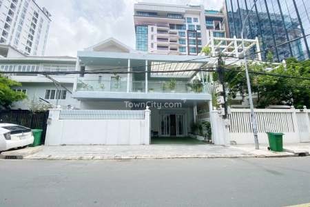 Spacious Villa for Sale in Khan Daun Penh