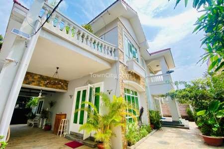Beautiful Wall Brick Villa for Rent in Chroy Changvar