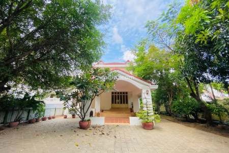 Villa with Pool for Rent in Chroy Changvar